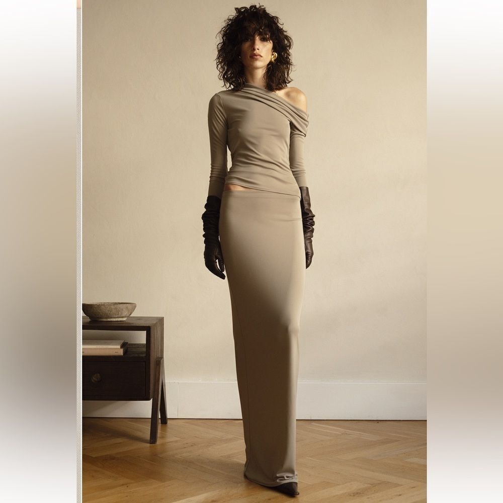 NEW HELSA Matte Jersey Slim Skirt in Oyster - Picture 4 of 13
